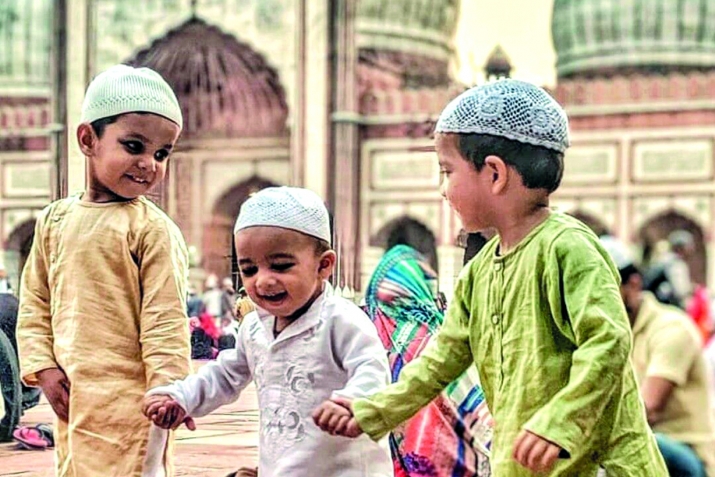 Киемгә карап каршы алалар...