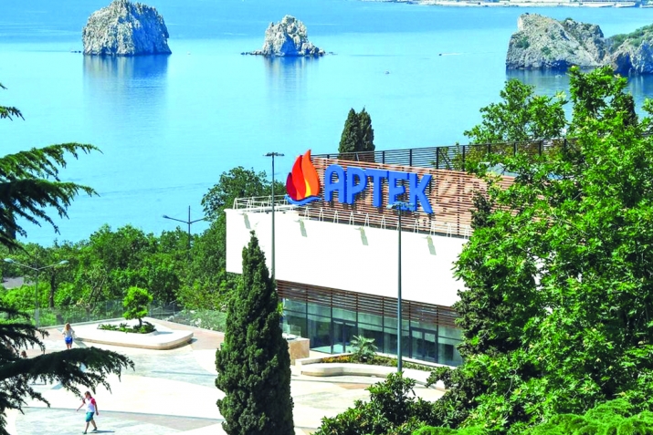 “ИН АСТ ЗАБОНИ ДӮСТӢ”