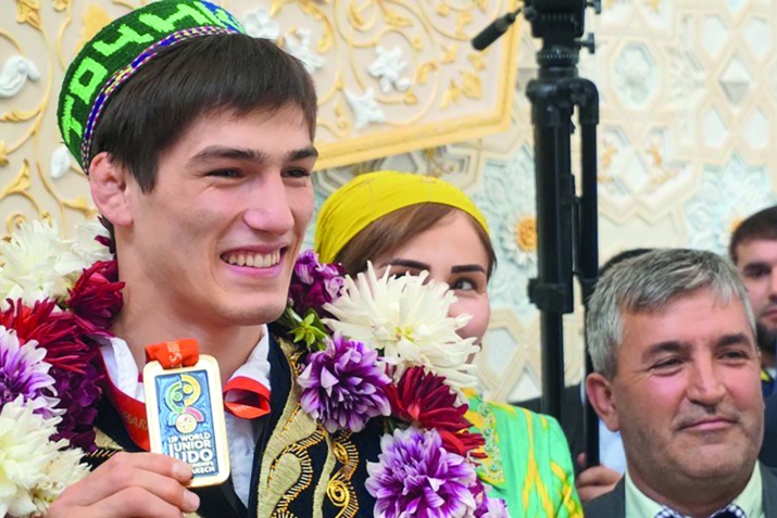 Ҷаҳонпаҳлавон ба Порис меравад