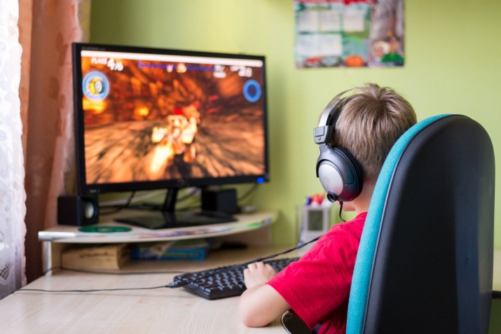 Internet harms teenagers more than it helps