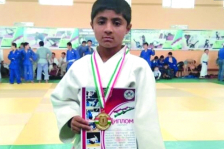 Маҳрумият аз як даст пеши роҳашро нагирифт!