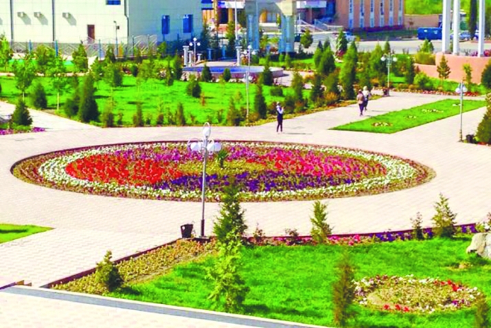 Ташрифи сайёҳон ба шаҳри Исфара