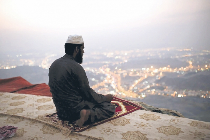 Mәlәklәr bu insаnlаrlа yаnаşı nаmаz qılırlаr