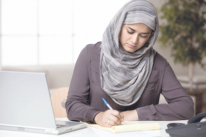 KADINLARIN ERKEĞE ERKEKLERİN KADINA BENZEMESİ