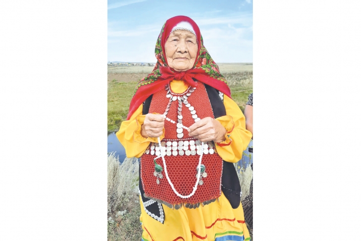 Мөнәжәтсе Гәүһәр инәй