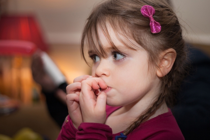 Яш тырнакъларын гемирме башлагъан – нечик къойдурайыкъ