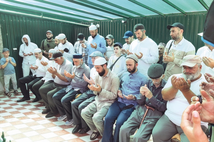 Лак зияратрай