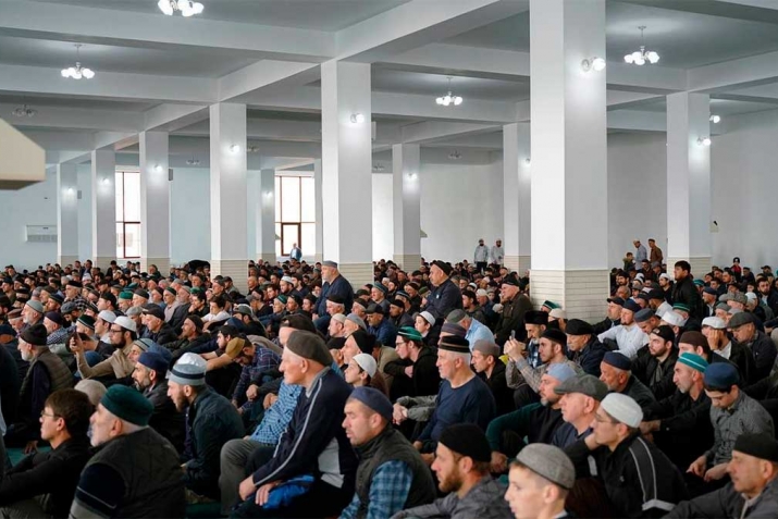 Гъизилюрт шагьаралъул централияб мажгиталда тIобитIана республикаялъул гIалимзабазул мажлис. Гьелда гIахьаллъи гьабуна республикаялъул батIи-батIиял шагьараздасагун росабалъа рачIарал аза-азар чияс. Мажлисалда кIалъазе рахъана машгьурал гIалимзаби, шаргIи