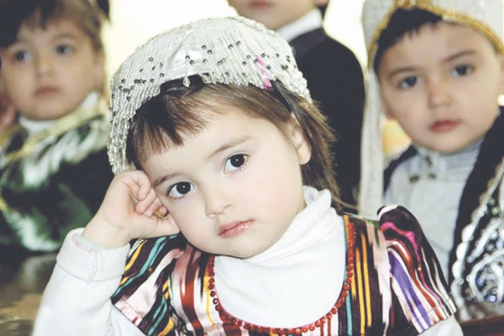 Фарзандон мисли гулҳои боғанд