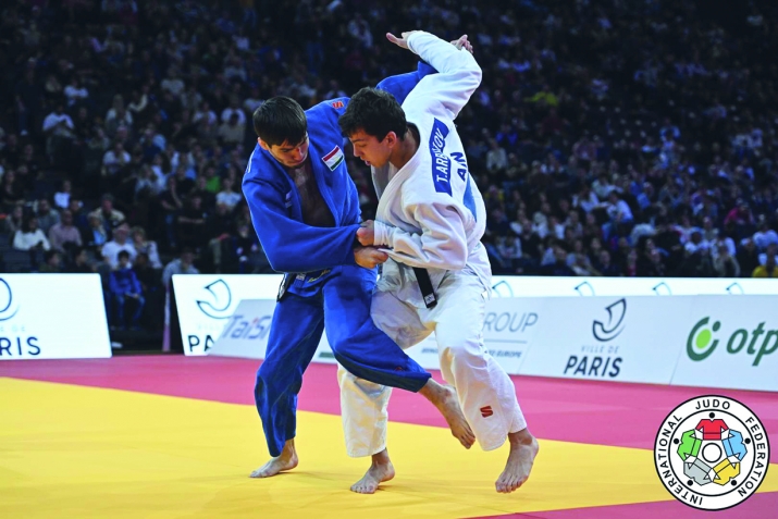 Нишони нуқра ва биринҷии паҳлавонони тоҷик аз Анталия