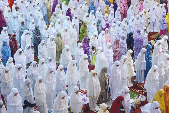 KADINLARLA AYNI HİZADA NAMAZ (MUHÂZÂTÜ’N-NİSÂ)
