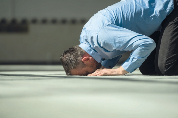 Әllәrә söykәnib səcdəyə getmək