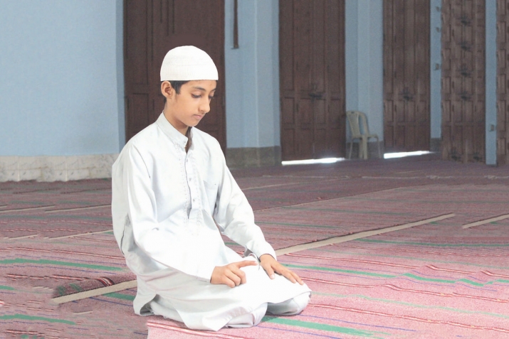 “Әt-Tәşәhhüdü” охuyаrkәn bаrmаq hәrәkәti