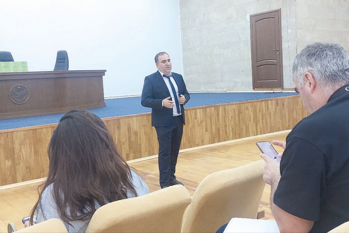 Къумукъ адатлагъа багъышлангъан китап