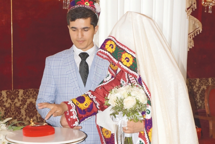 Зани оқила мардро бой мекунад