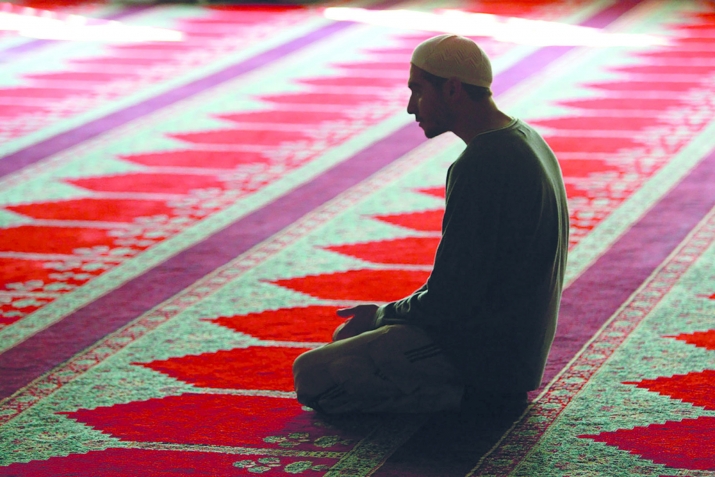 Nаmаzdаn sоnrа istiğfаr dеyәrkәn аlına әl sürtmək