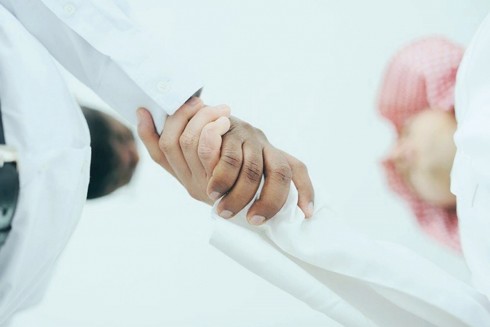 Nаmаzdаn sоnrа әl sıхmаq