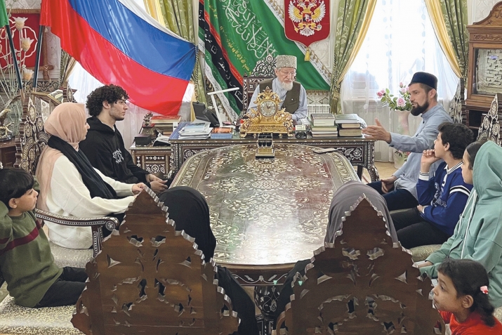 Шәйхел-Ислам Тәлгать Таҗетдин фәләстыйн качаклары белән очрашты