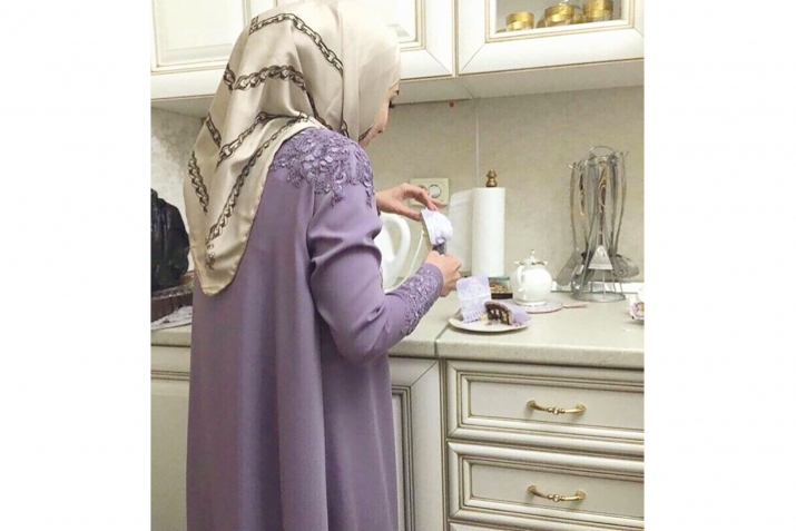 Evdаr qаdin, yохsа хаnәnişin qаdin?