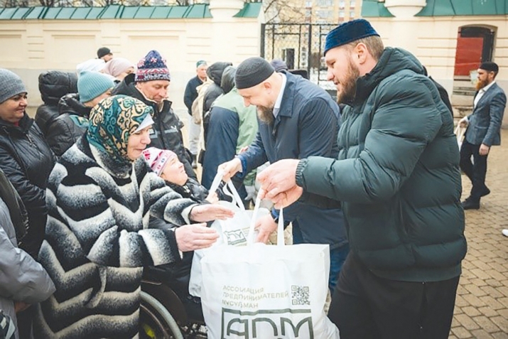 Мөселман эшмәкәрләре азык-төлек җыелмалары таратты