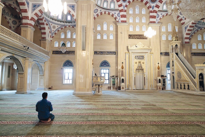 Аллагь Тааладиз гьуьрмет авунин эдебар