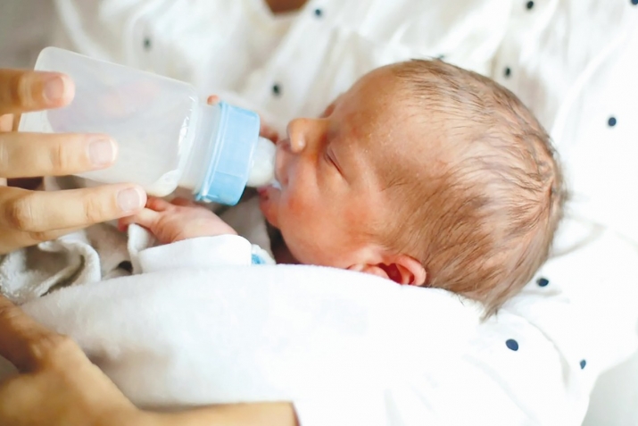 Ҷаҳон Азонов: Агар модар ба кӯдак шири сунъӣ диҳад, меҳр кам мешавад