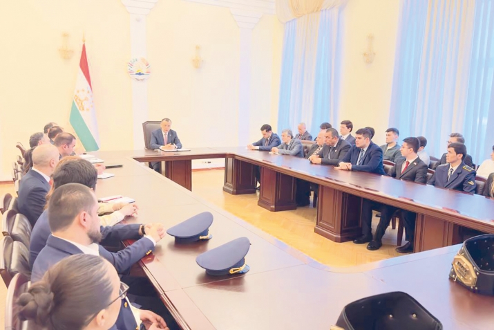 Сафир бо донишҷӯёни тоҷик вохӯрӣ кард