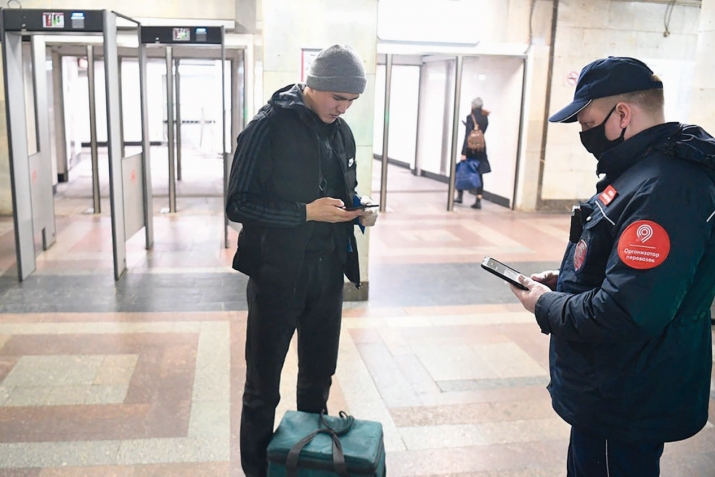 Дар метрои Маскав санҷиши телефонҳои мусофирон оғоз шуд