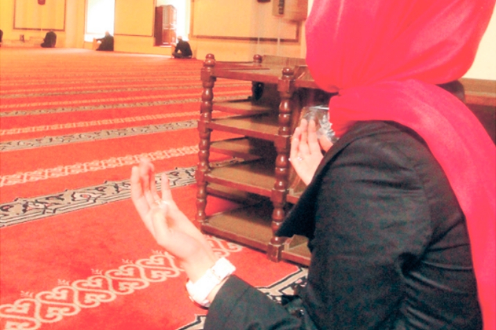 Nail dyeing and ablution