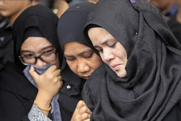 How should a widow observe mourning in clothes according to sharia?