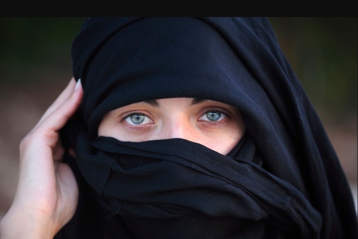 How Should a Widow Observe Mourning in Clothes According to Sharia?