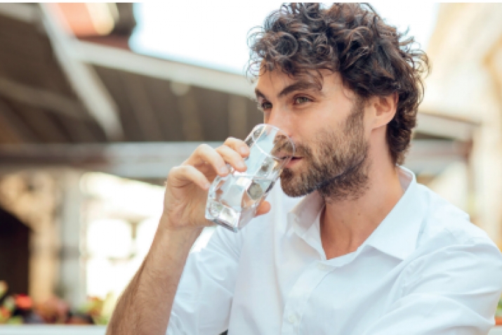 Oturarak su i̇çmek